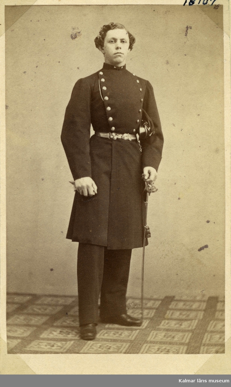 Född 1845, död 1881. Löjtnant vid Kalmar regemente. Foto Valerius, Stockholm, 1865.