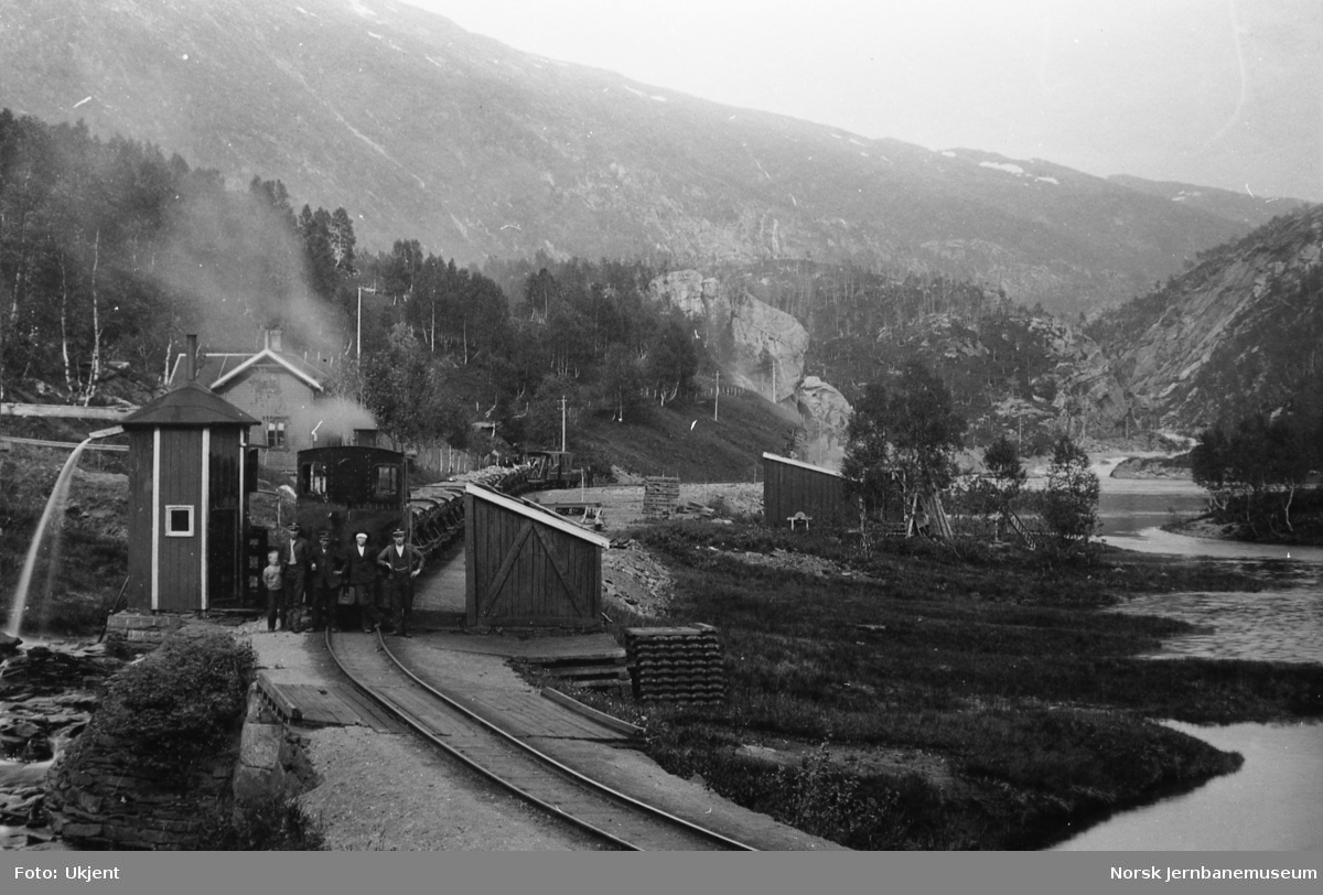 Et nedadgående tog ved vannstasjonen i Sjønstådalen
