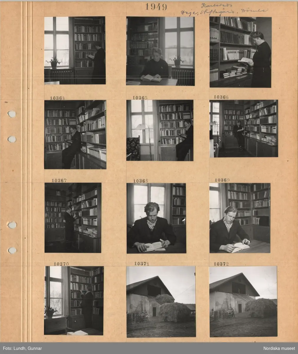 Motiv: Karlstads stiftsgård, rum med bokhyllor längs väggarna, en kvinna möjligen Ester Lundh står och tittar i en bok, kvinna sitter vid bord och läser en bok, en man står och tittar läser i en bok, en man sitter vid ett bord och läser en bok, vagn med hölass framför en lada.