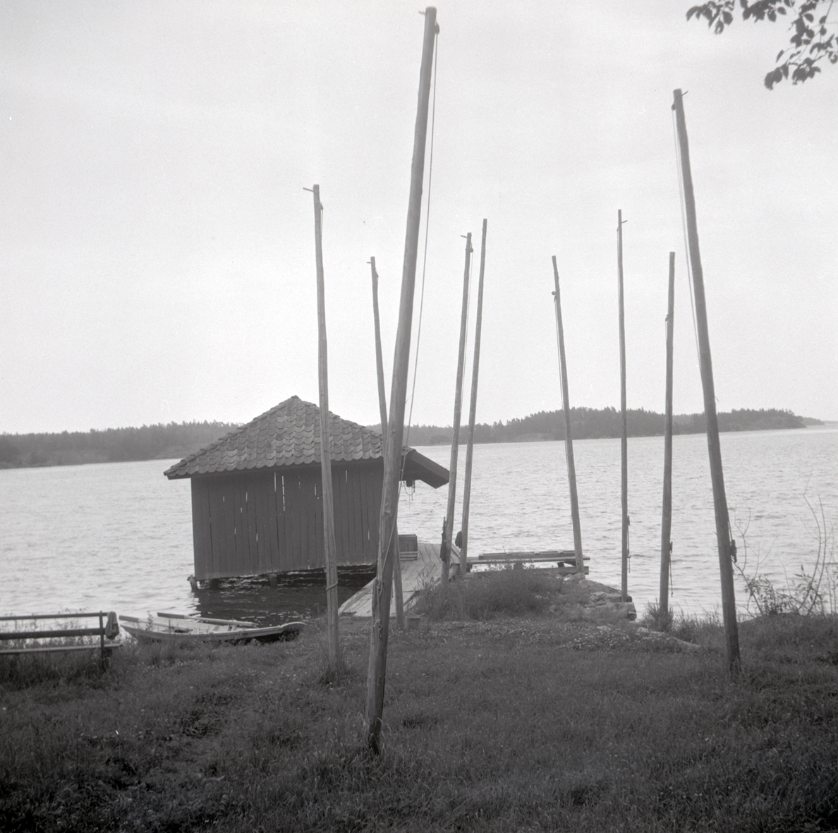 Hamnen i Dagsbo gård. Bild på en brygga med ett båthus.