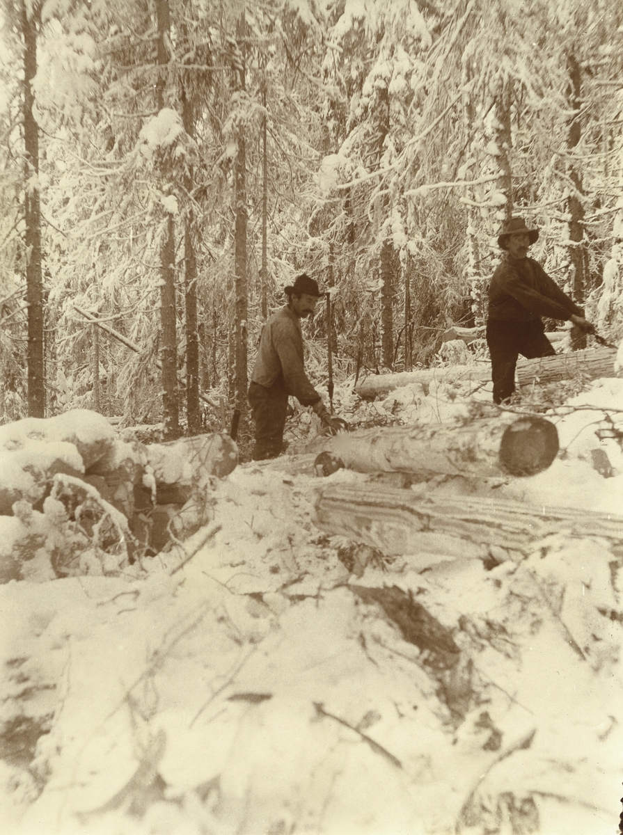 To menn på tømmerhogst om vinteren. I Galåsen. 
Per Galaasen, Pauls (t.h.) (14/4 1881) (flyttet til Vallset) og Karl Galaasen, Jons (2/4 1874 - 1962)