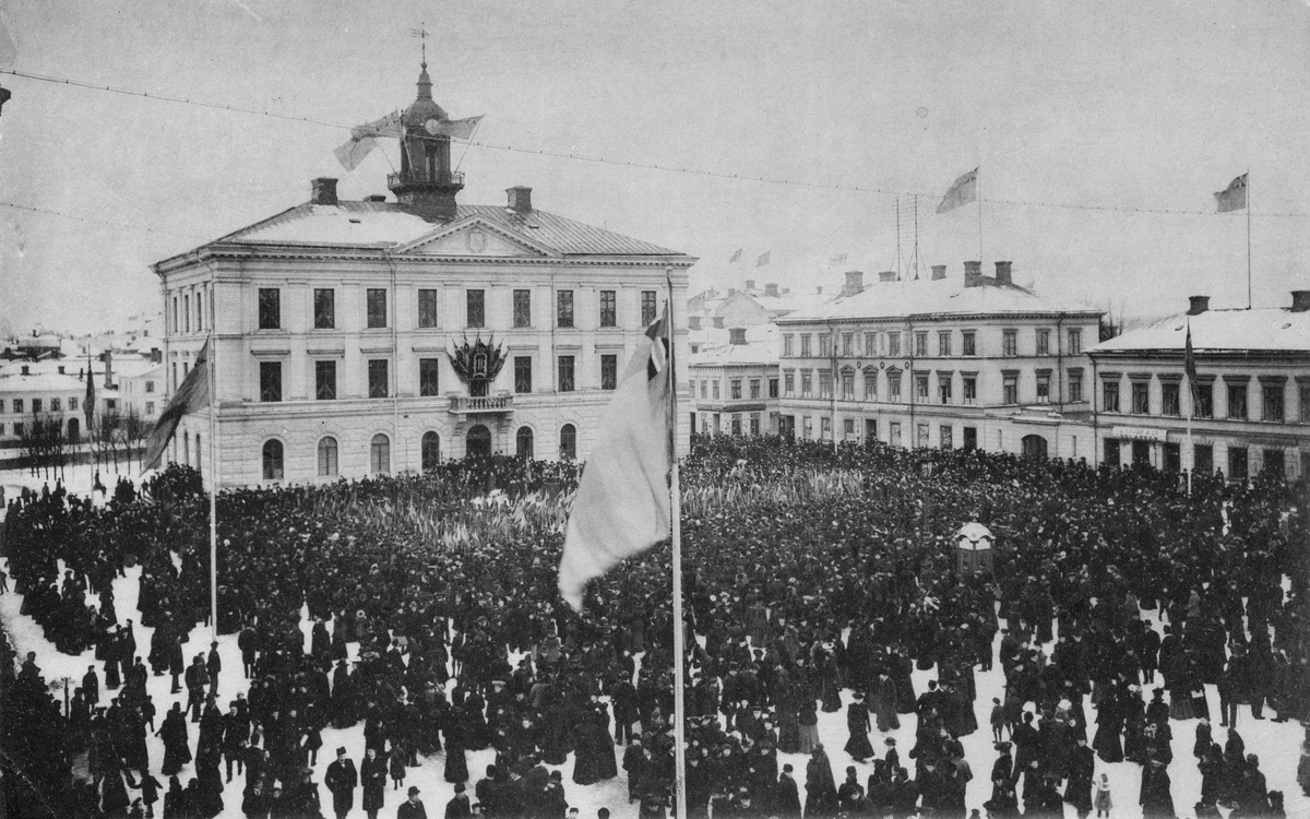 Kungliga besök. Rådhuset.
Minne från firandet av H.M. Konung Oscar II:s 75-års jubileum i Gävle 21/1 1904 (skolbarns hyllning).