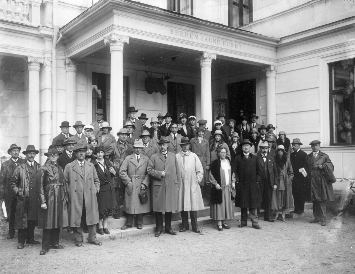 Fornminneskongress 1928 på Engeltofta. I främre raden landshövding Lübeck.

