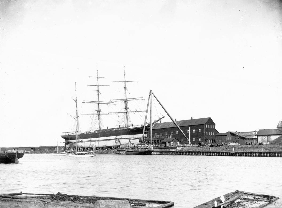 Barkskeppet "Sir Henry Lawrence" uppdragen på slip på Gävle Varv.