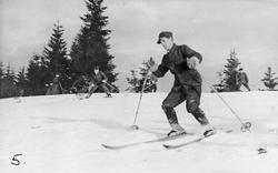 Menn, uniform, ski og skistaver, naturforhold. Soldateer øve