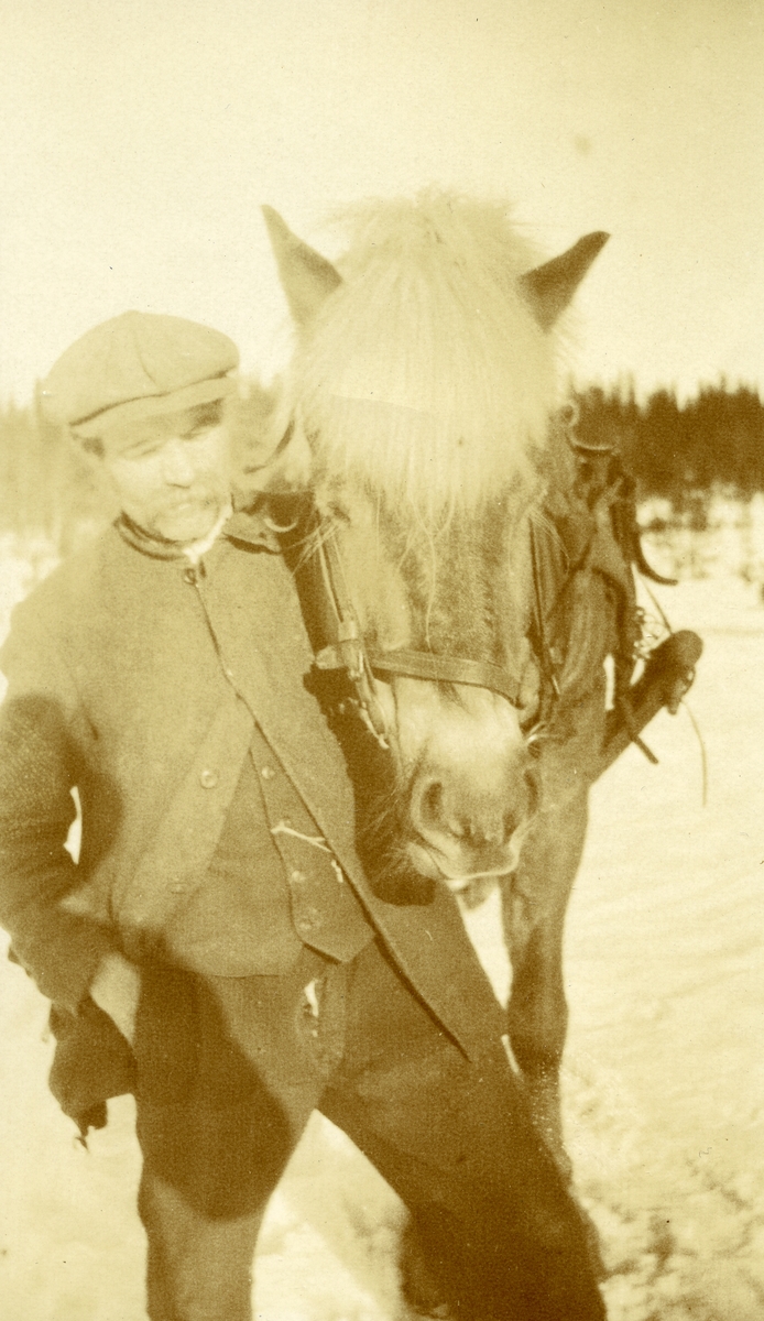 Mann og hest i Galåsen. Lars Olsen Storbrenna (Bjørkli) (1868 - 1956)