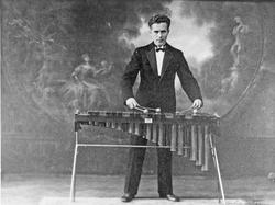 Personer, klær, musikkinstrument.