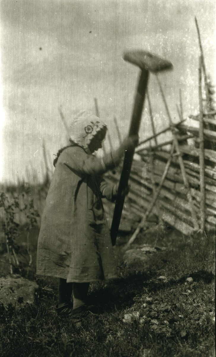Maalfrid Galaasen (Jons) (21/2 1914) i Galåsen (gjerde i forgrunnen).