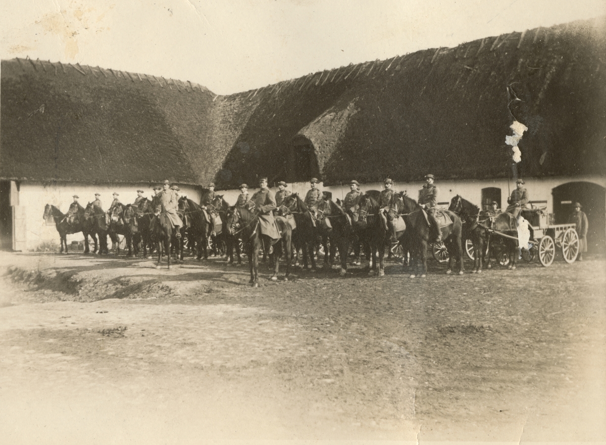 En grupp soldater från Positionsartilleriregemente A 9 till häst framför en lada.