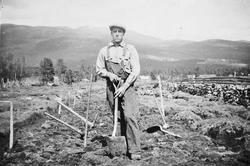 Mann, spade, naturforhold.