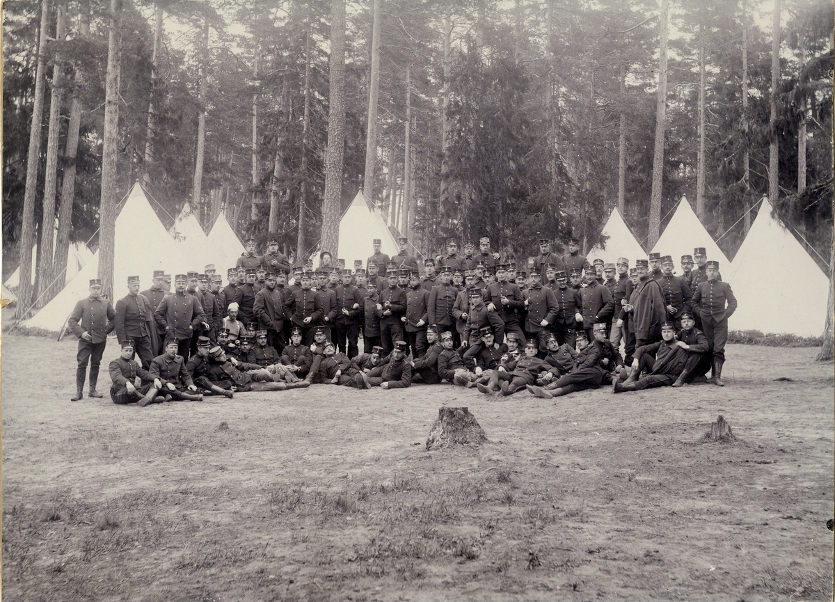 Grupporträtt, krigsskolan på Marma skjutfält 1898.