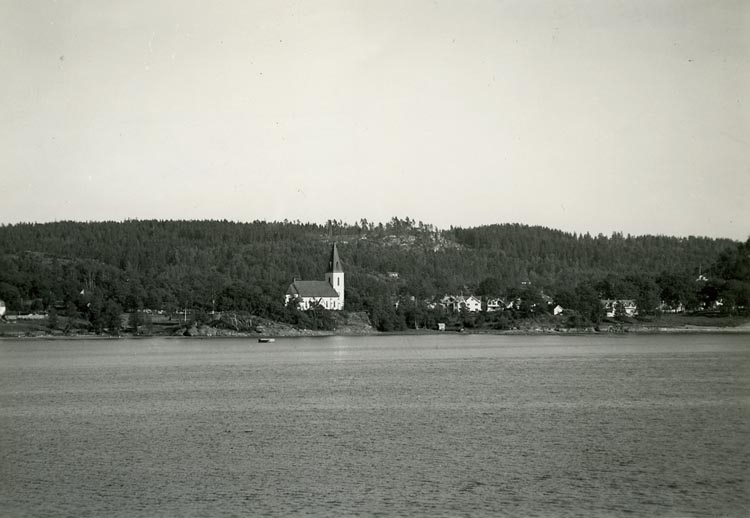 Enligt Bengt Lundins noteringar: "Ljungs kyrka från sjön".
