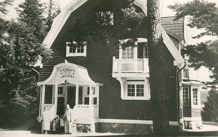 Enligt Bengt Lundins noteringar: "Bergsgården med fam. Kullgren.
Huset byggdes 1906 åt Viktor Kullgren direktör för "Kullgrens Enka".