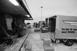 Lasting av gods på rampen ved rutebilterminalen i sentrum.