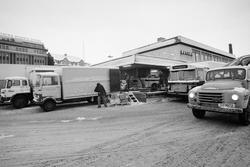 Lastebiler og en buss utenfor rutebilstasjonen i sentrum.