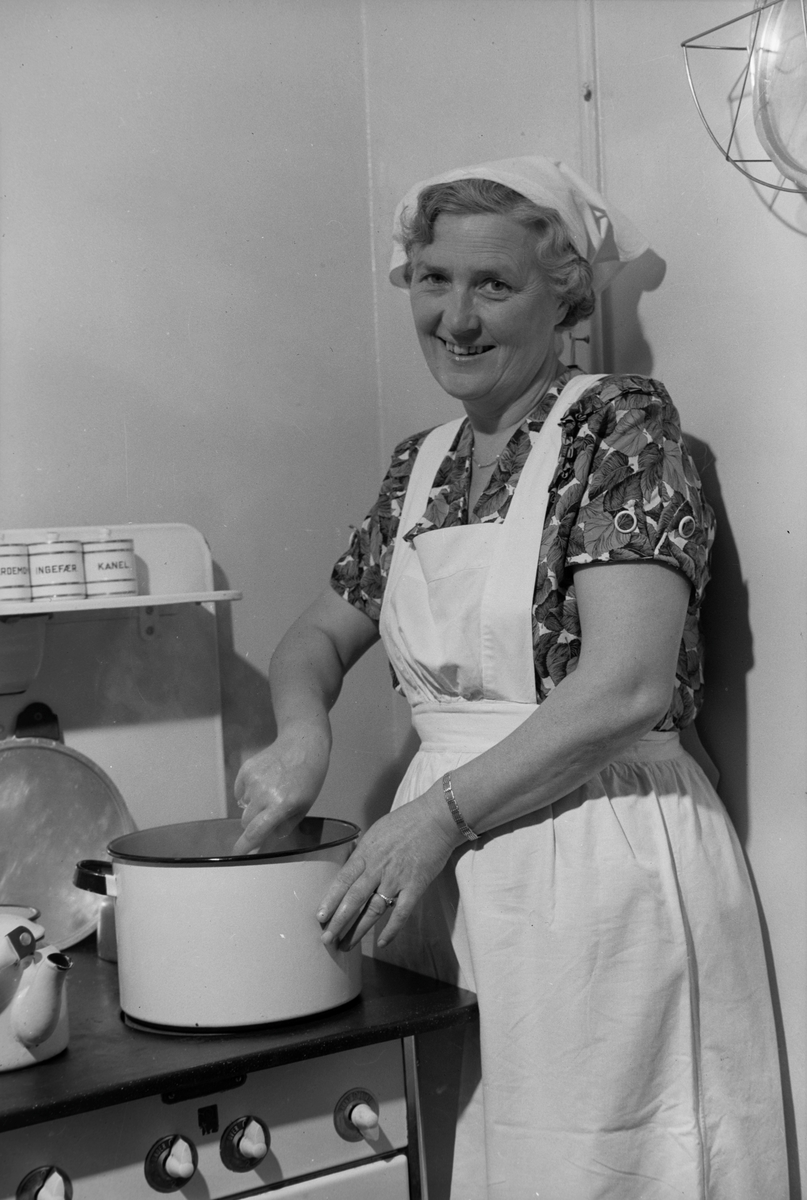 Maalfrid Eggen på kjøkkenet