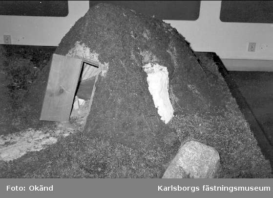 Karlsborgs museum, utställningen "Skogsbruk förr och nu" åren 1984 - 85. Här visas kolarkoja.