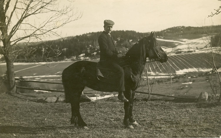 Enligt Bengt Lundins noteringar: "Man till häst vid vintrig åker".