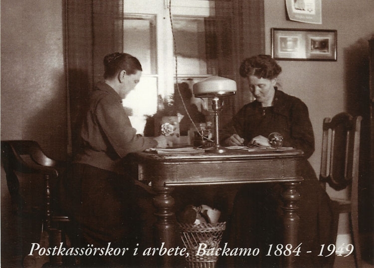 Enligt Bengt Lundins noteringar: "Postkassörskor i arbete. 1884-1949. Nuvarande Café Gläntebo".