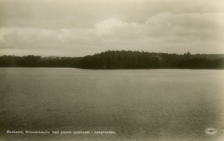 Enligt Bengt Lundins noteringar: "Grinnerödssjön med gamla sjukhuset i bakgrunden".