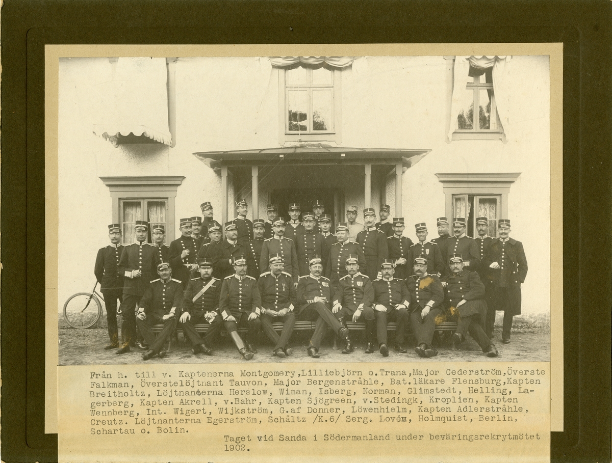 Grupporträtt av officerare från olika regementen vid beväringsrekrytmötet i Sanda, 1902.