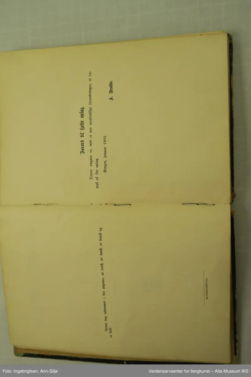 Bok med svarte permer. Ryggen på permen er ødelagt og permene blir holdt sammen av en grå tape.