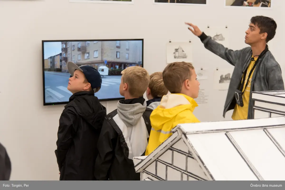 Open ART Kids visning åk 3, Lillåns södra skola blir guidade av Tobias Bradford.