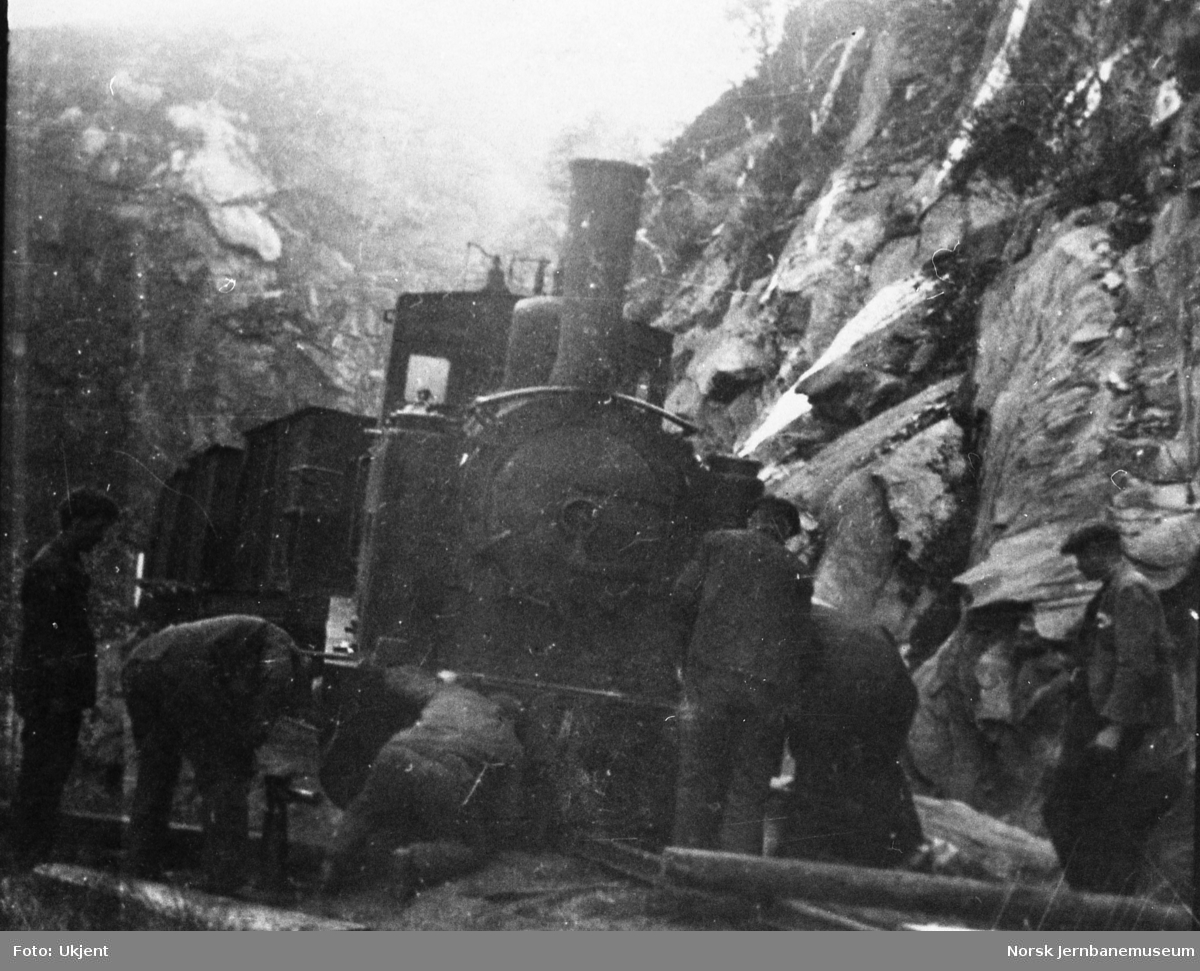 Damplokomotiv ODIN har kjørt inn i ras ved Stokkviknakken