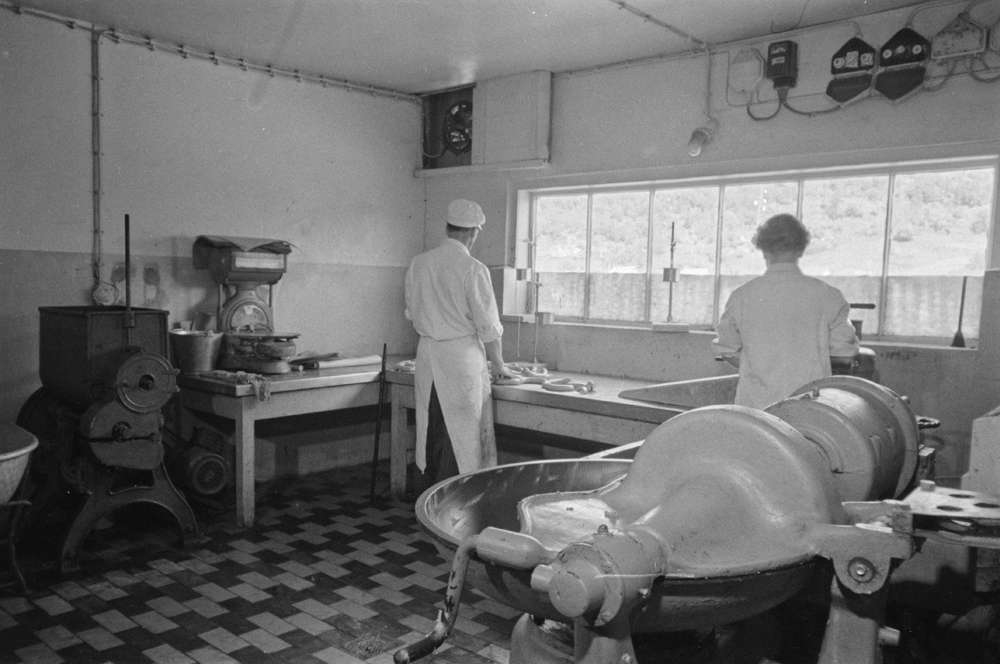 Slakteriarbeidere og distriktsveterinær Kurt Ragnvald Bakstad. Røine i arbeide ved slakteriet på Jernbanekaia.(1946-1959.) Flere bilder inne og ute.
Salgslag slakteri