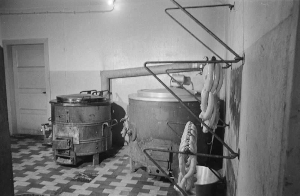 Slakteriarbeidere og distriktsveterinær Kurt Ragnvald Bakstad. Røine i arbeide ved slakteriet på Jernbanekaia.(1946-1959.) Flere bilder inne og ute.
Salgslag slakteri