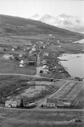 Bebyggelse rundt Ervik-krysset, Røkenes i bakgrunnen.