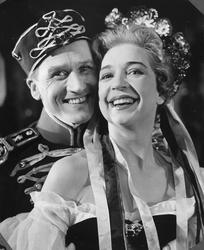 Wenche Foss og Knut Wigert i "Den glade enke".