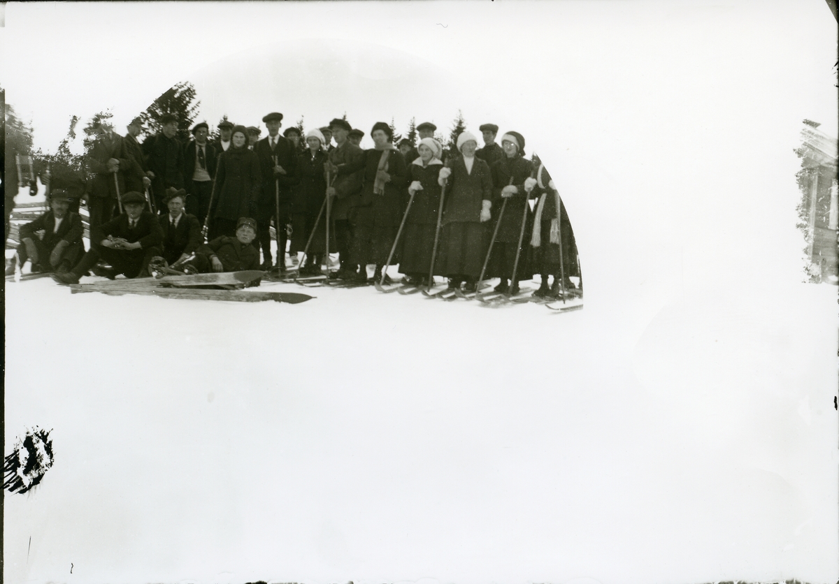 Ungdommer på skitur. Ca. 1912.