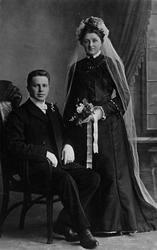 Bryllupsbilde, brudepar, brudekjole, klær, brudebukett.