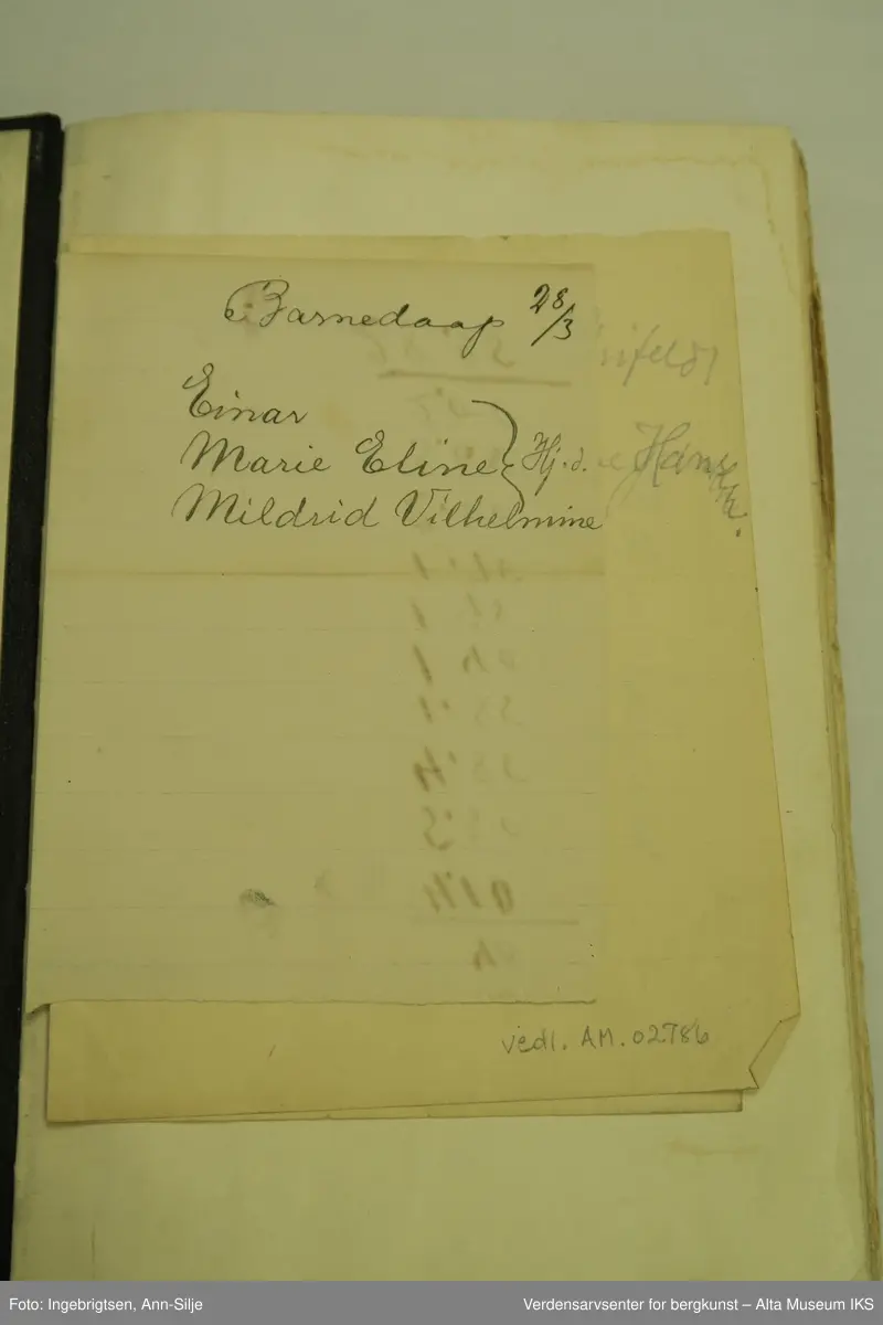 Form: Innbundet bok med permer i skinn. Latinsk kors på frontperm. Teksten i boka er trykt med gotiske bokstaver.