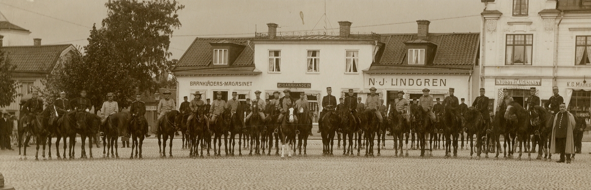 Officerare vid Västmanlands regemente I 18 på torget i Enköping.