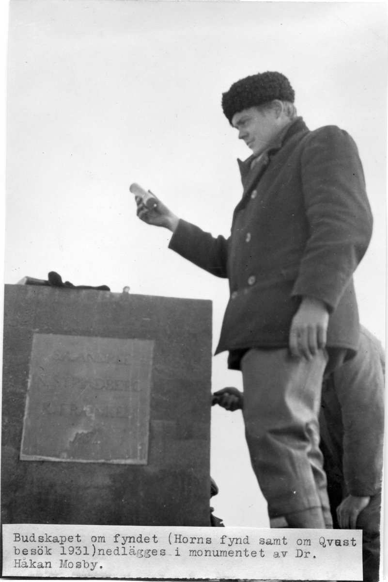 "Budskapet om fyndet (Horns fynd samt om Quest besök 1931) nedlägges i monumentet av Dr. Håkon Mosby."