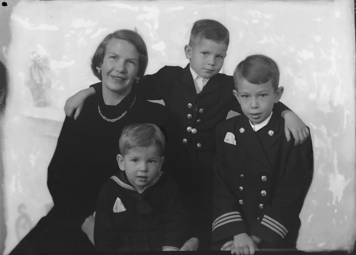 Fru Esther-Marie Wiig med sønnene Christian, Ole og Thorvald Edvard
