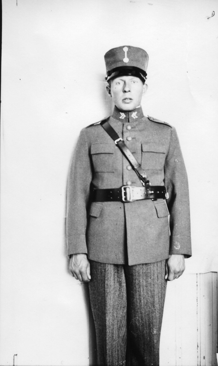 Suneson, sergeant, A 6, vid fotokurs på försvarsstaben.