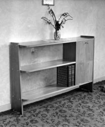 Serie bilder med diverse møbler fra produsent Arnfinn Kulø. 