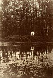 Marie med vannliljer på tjern.
 Ulleberg pr Larvik?
 Bilde f