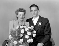 Oddlaug og Leif Fines. Gift 8. Juli 1950. Portrettbilde. Fra