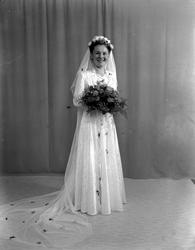 Jenny Grødal f. Dragset. Portrettbilde av en brud. Fra Nordm