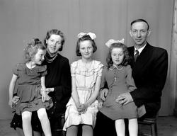 Helga og Ole Eide med barna, Helen, Elsa og Astrid. Fra Nord