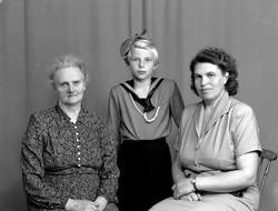 Erna Groven, Marit Groven og ?. Fra Nordmøre museums fotosam