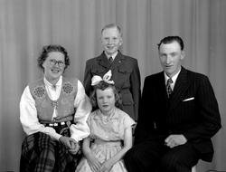 Anna og Ola Brakstad semmen med barna Lars og Inger.


Fra N