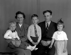 Amanda og Martinus Reinset, med barna Trond, Kåre Oddvar og 