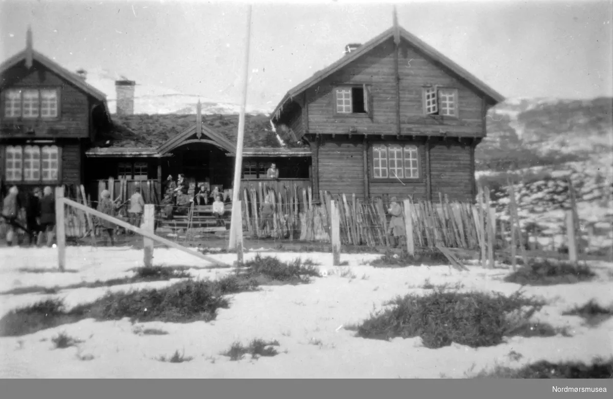 Kristiansund Idrettsforening KIFs Silsethytta 8.mai 1929. Fra Nordmøre Museums fotosamlinger.
