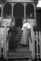 "Hjå Jon Skoe på Vinstra. Ukjent, Mari Nymoen, ukjent. 1905-