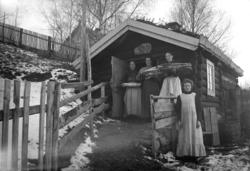"Flatbrødbaking hjå urmaker Jon Skoe. Goro Skoe nr. 2 fra hø